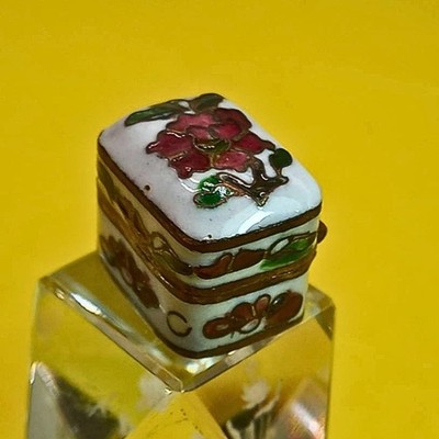 Vintage Porcelain Miniature Enamel Cloisonné Brass Pill Trinket Box Collectible