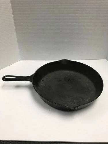 Vintage Griswold #8 Small Block Logo 704  Cast Iron Skillet Dual Spout
