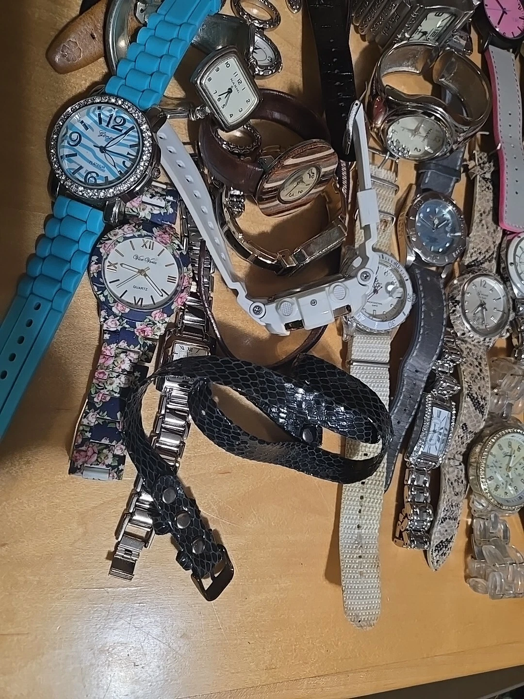 Lotto 50 orologi donna abito e stile Invicta Sperry Ginevra Swatch Kate Spade ecc