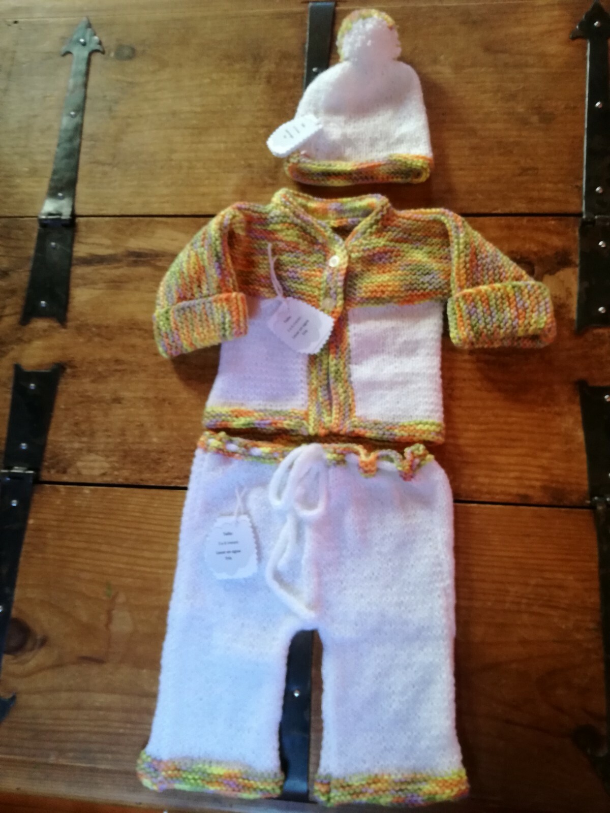 Conjunto lana bebé jersey, pantalón y gorro. Talla 0-3 meses. Hecho a mano