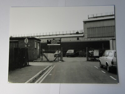 C066 - Eingang zum Eastleigh Railway Depot - C.M & E.E's Dept - 91/2'' x 7'' Foto 