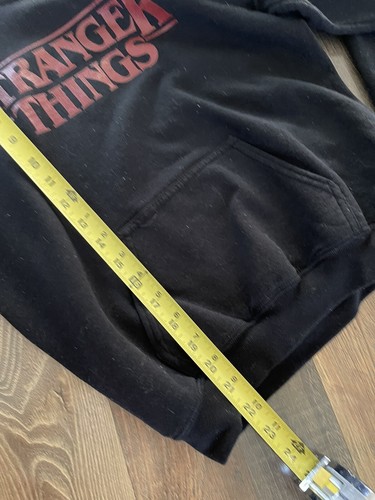 SUDADERA CON CAPUCHA NEGRA STRANGER THINGS NETFLIX TALLA GRANDE JUNIOR -MANCHA - Imagen 8 de 8