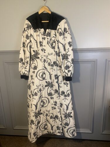 Rare Vintage Quilted HOUSE COAT/ Dress Uk12-14 Unusual Black floral Fitted - Picture 1 of 11