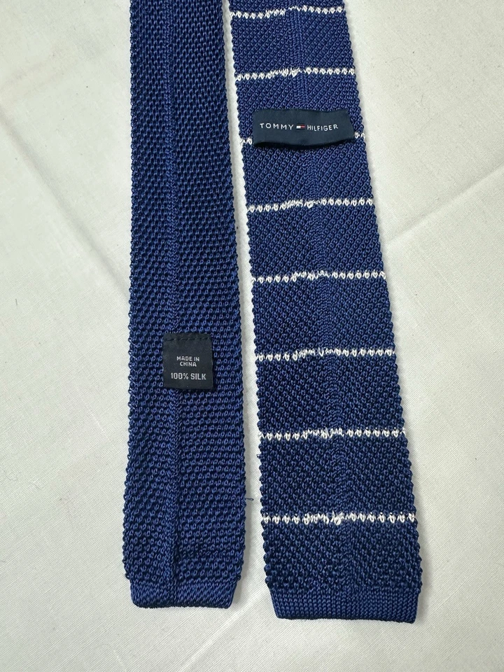 Tommy Hilfiger 100% Seda Hombre Corbata Tejida Borde Cuadrado Azul Blanco Textura Única Foto 2 de 4