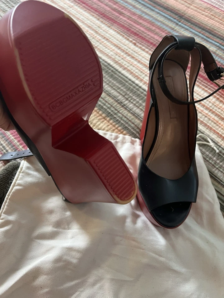 Sandalias de cuña BCBGMAXAZRIA para mujer hechas en Italia de cuero negro con rojo talla 10 Foto 4 de 4
