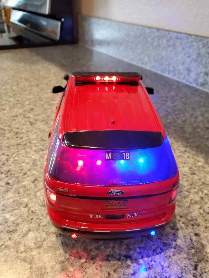 FDNY Emergency Medic Unit - Ford Explorer w/ All Flashing Lights - Image 3 of 4