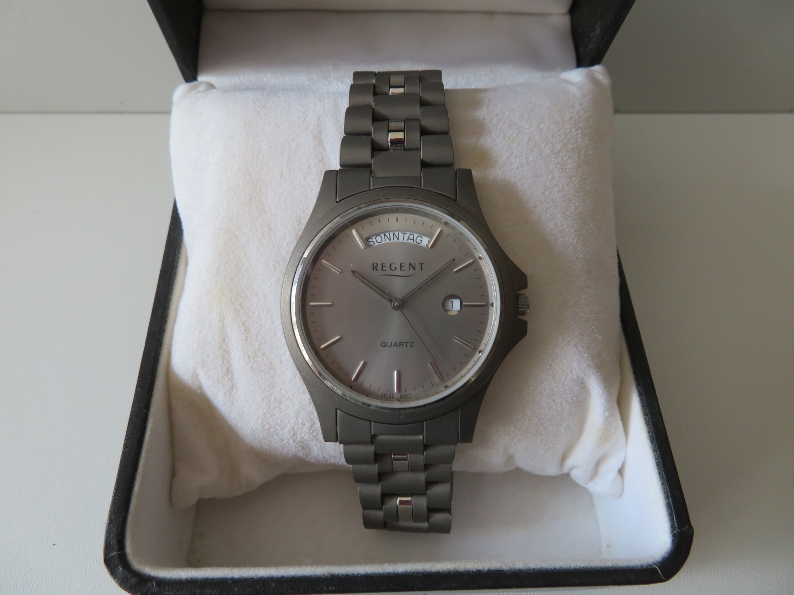 Montre REGENT en titane argenté avec affichage jour et date pour homme