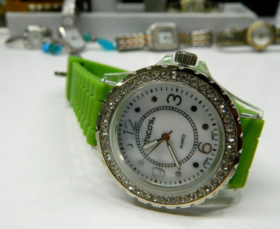 Reloj pulsera CHICO'S correa silicona verde lima acentuado diamantes de imitación Foto 2 de 4