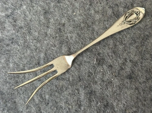 Lunt MOUNT VERNON Sterling Silver Lemon Fork 5 Inch No Mono