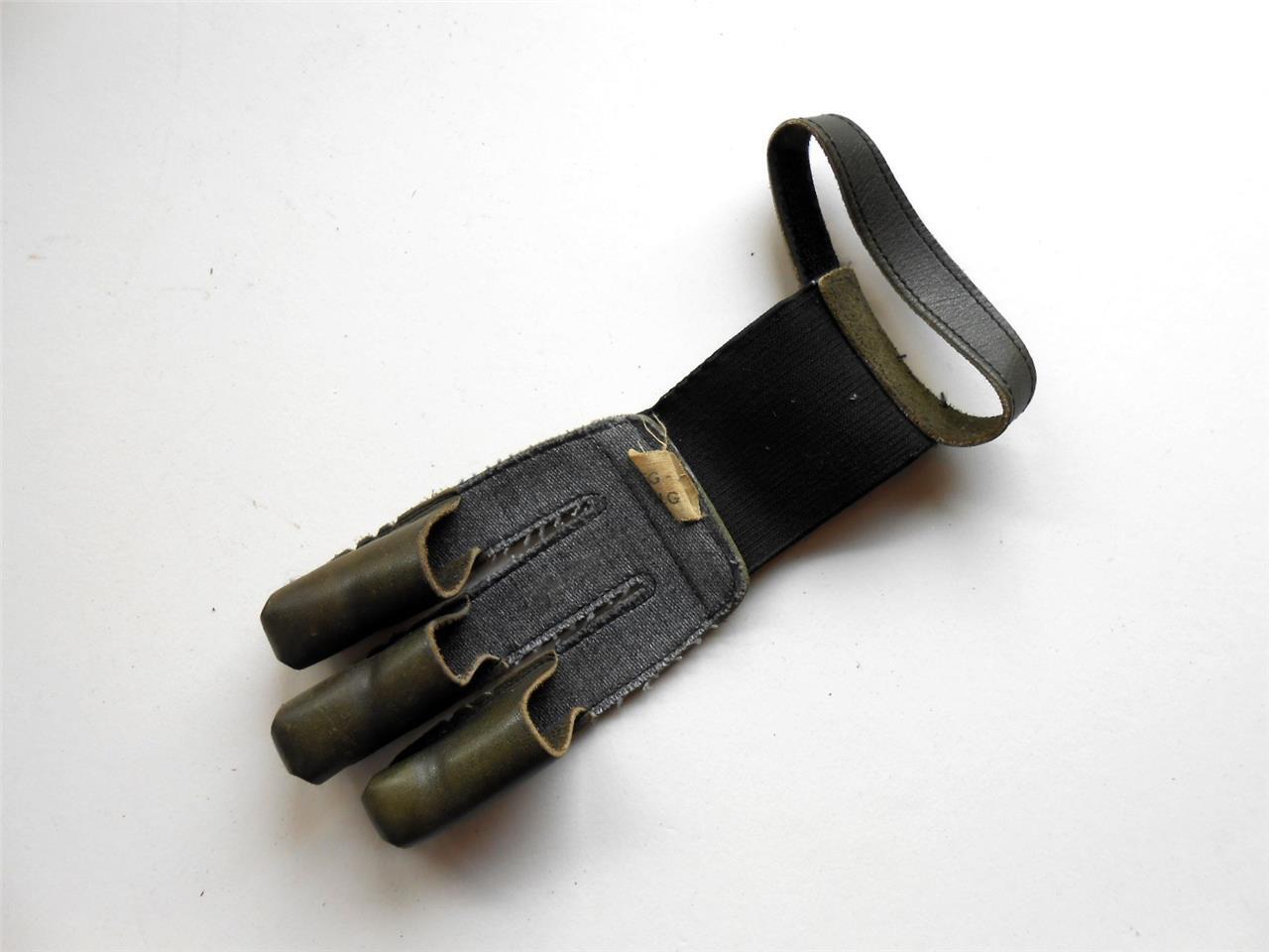3 VINTAGE USED KWIKEE KWIVERS + 2 LIMB COVERS + FINGER GLOVE FOR