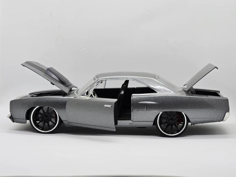 1:24 比例 1970 年普利茅斯公路跑者 — 第 3/4 张图片