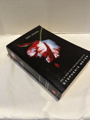 New Moon (The Twilight Saga) - Paperback By Meyer, Stephenie