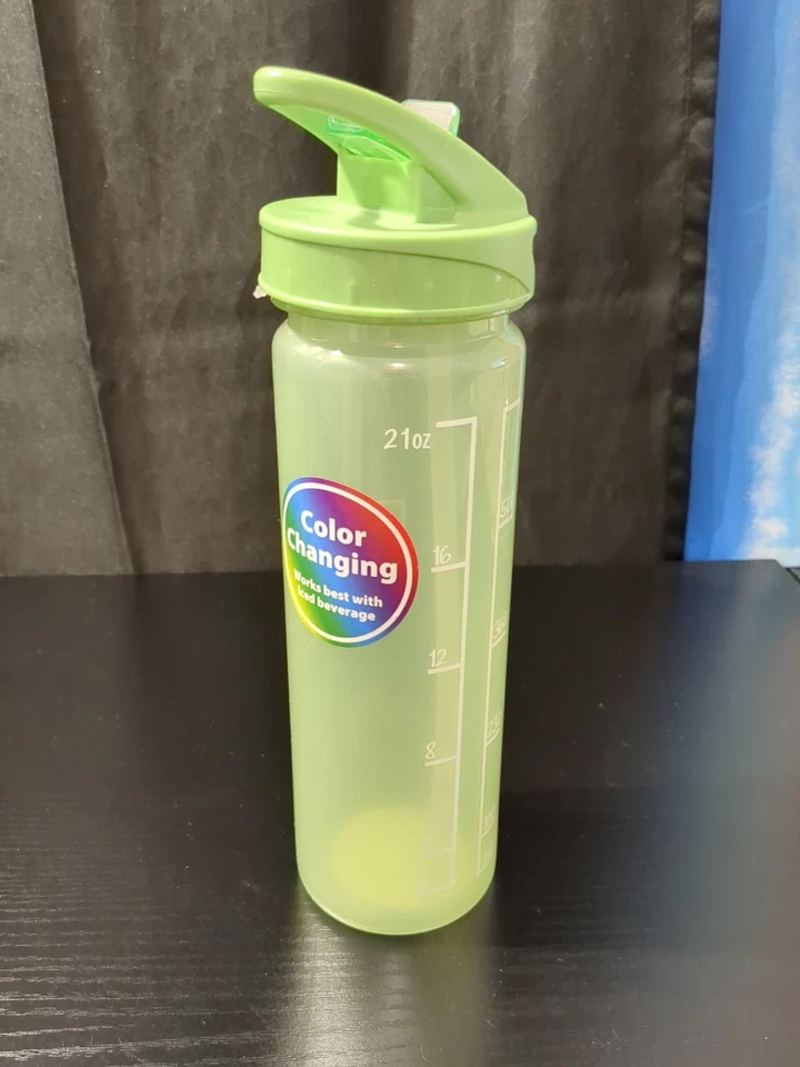 Botella de agua verde menta que cambia de color con pajita y tapa abatible 24 fl oz Foto 2 de 4