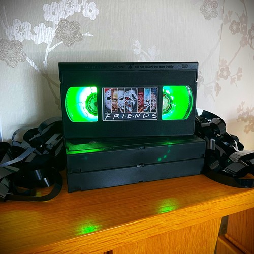 Retro VHS Lampe, Iron Maiden Eddie, Rockmusik, 80er, Nachtlicht, Film, Geschenk, TV - Bild 12 von 24