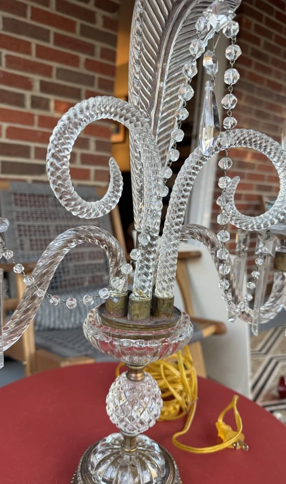 Antiguo candelabro francés con múltiples prismas de cristal lámpara de mesa de latón LEER Foto 3 de 4