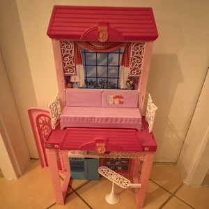 Rosa/Weiß Puppenhaus aus Kunststoff 2 Stockwerke teilmöbliert Küche/Schlafzimmer