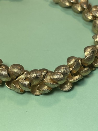 De Colección Impresionante Gargantilla/Collar Trifari Cepillado Tono Dorado Pétalo Retorcido Cuerda 16" - Imagen 3 de 9