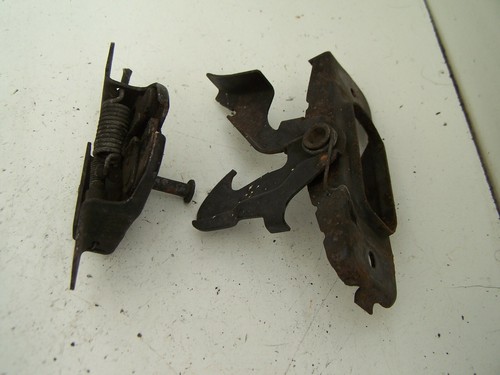 Chrysler PT Cruiser Bonnet catch (2006-2010) - Picture 3 of 3