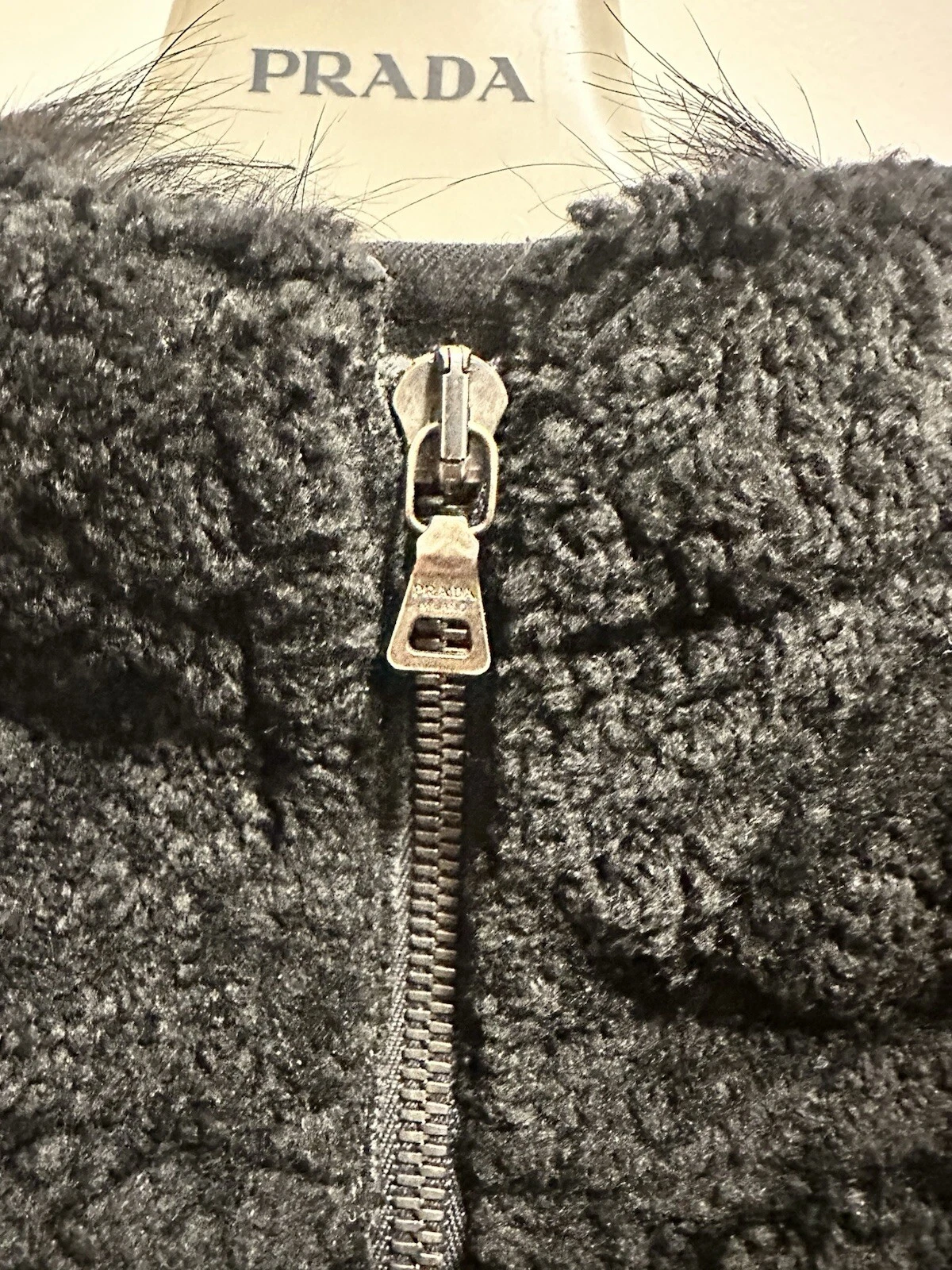 Cappotto donna Prada nero con cappuccio in pelle bordato di pelliccia taglia 38