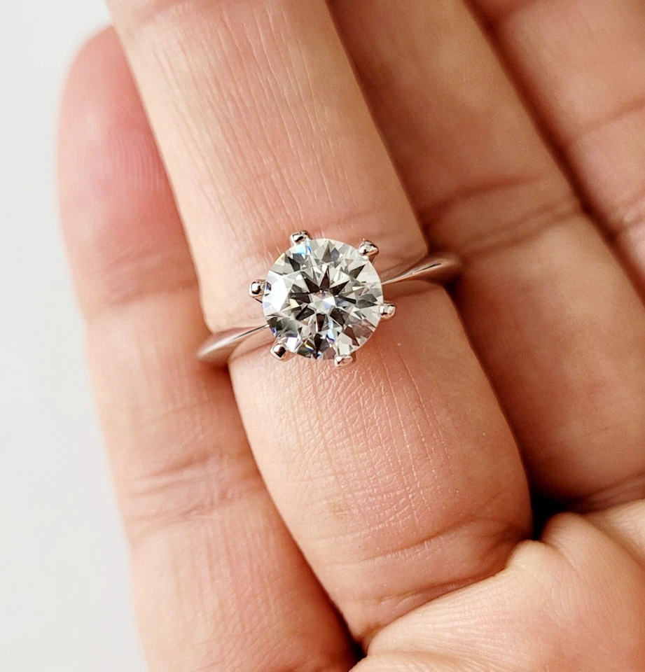 Anel solitário de 6 pinos de moissanita 2,00 quilates com garantia Charles & Colvard - Imagem 3 de 4