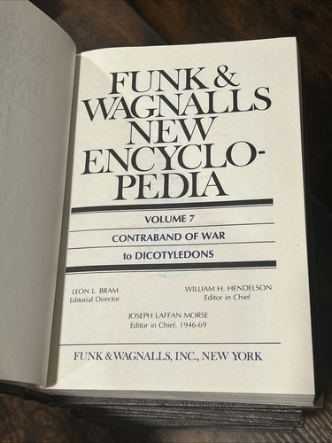 1975 Funk Wagnalls 24 Volume set, New Encyclopedia With Desk Dictionary - Picture 3 of 10