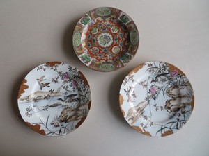 2 OLD JAPANESE KUTANI DISHES & 1 OLD CHINESE, CORAL GROUND, ROSE MEDALLION DISH