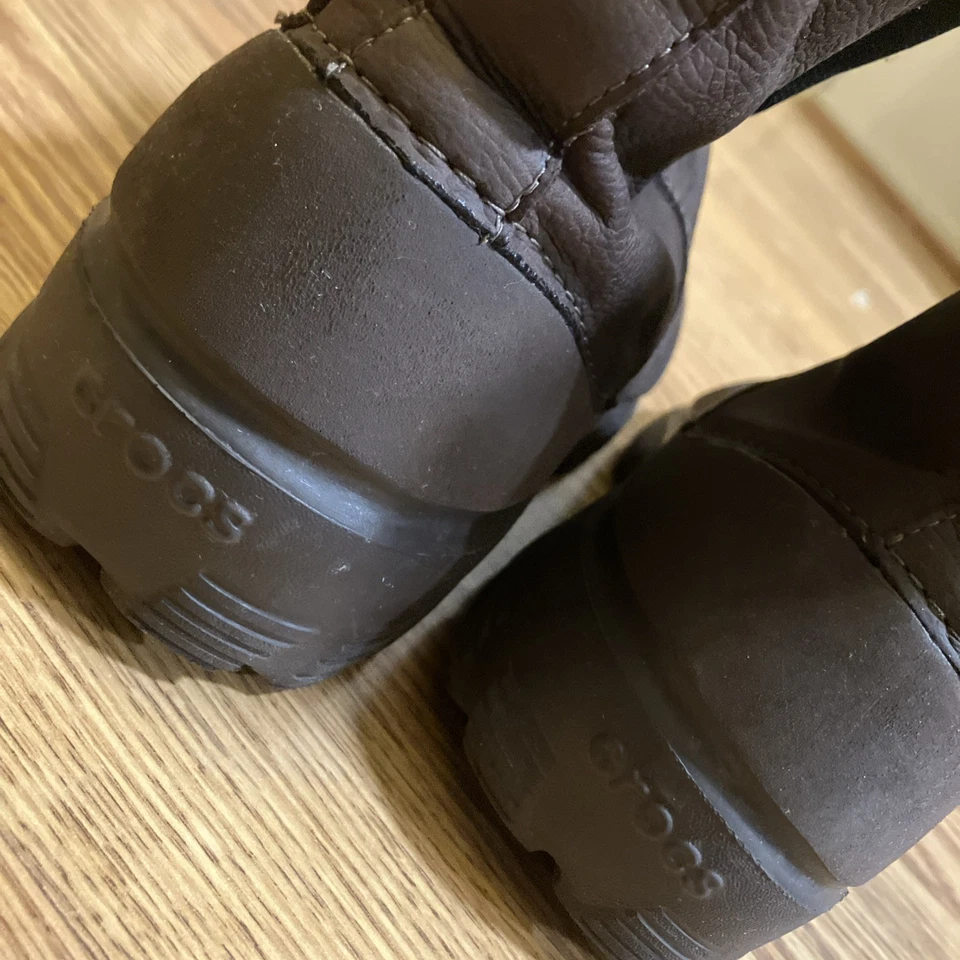 Crocs Greeley Botas de Cuero Sin Cordones Forradas Sherpa Para Hombres 9 Marrón Exterior Gorpcore Foto 4 de 4