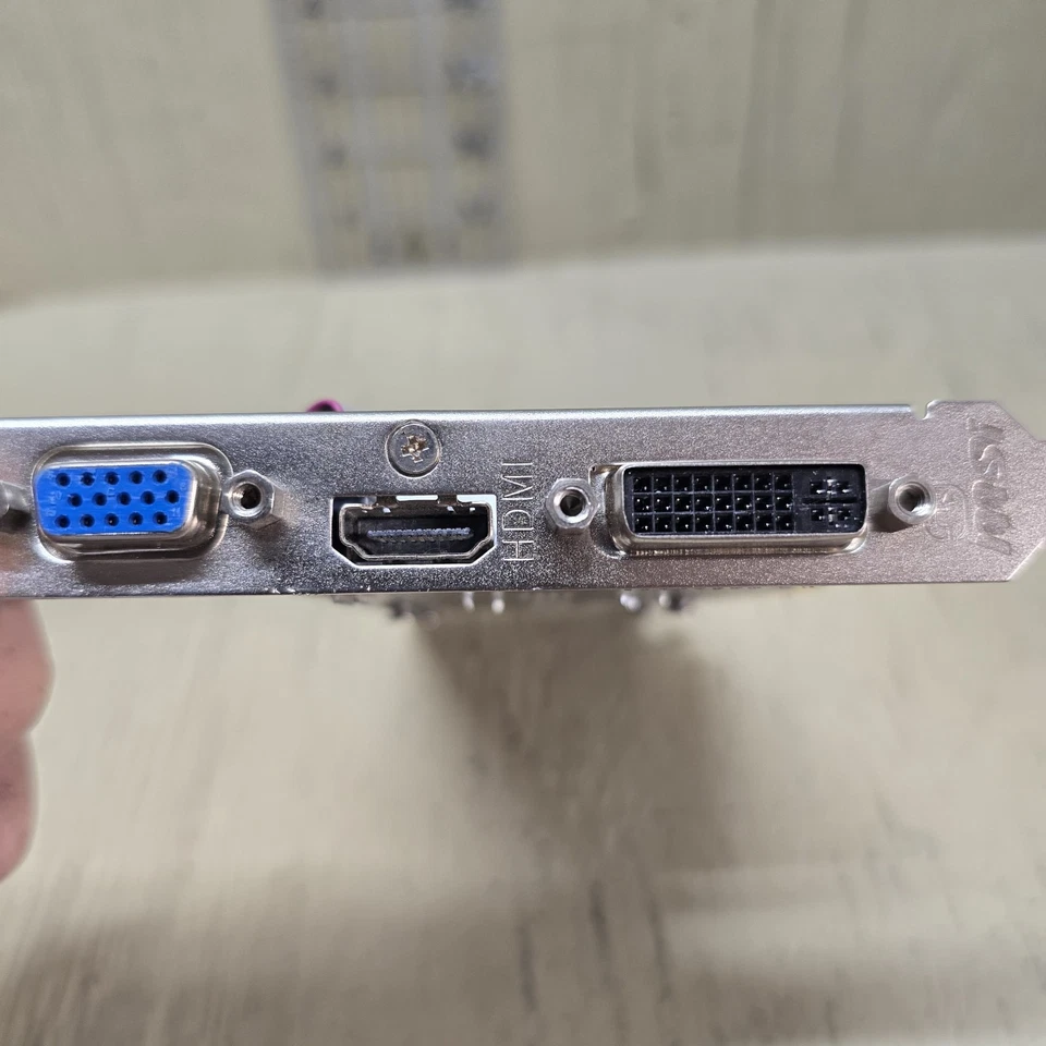 Lote de 3 tarjetas de video vintage usadas - MSI N210 y AMD C552 - retiradas funcionando,... Foto 4 de 4