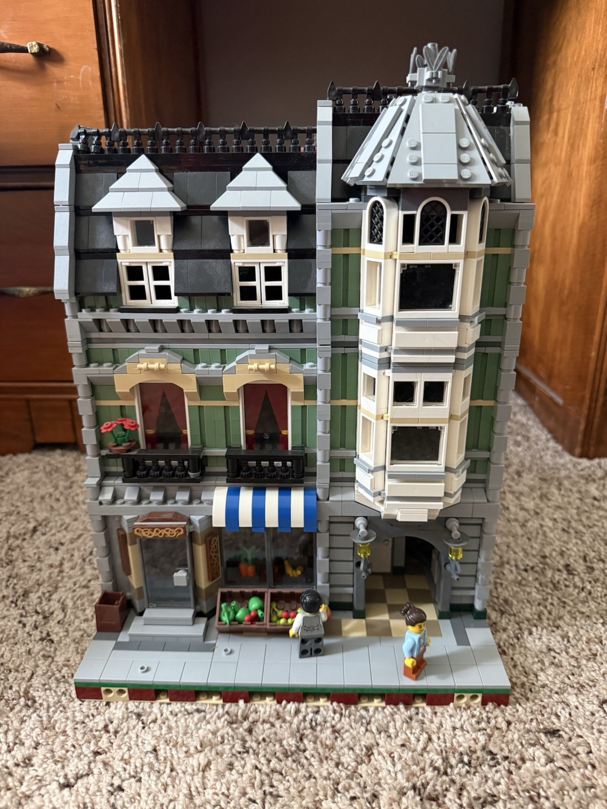 LEGO 10185 Creator Expert - Green Grocer Modular Building no box or instructions
