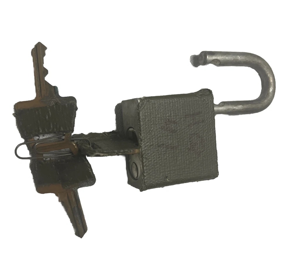CANDADO CON CERRADURA AMERICANA VINTAGE MILITAR DE EE. UU. CON LLAVES Latón Pesado Foto 2 de 4