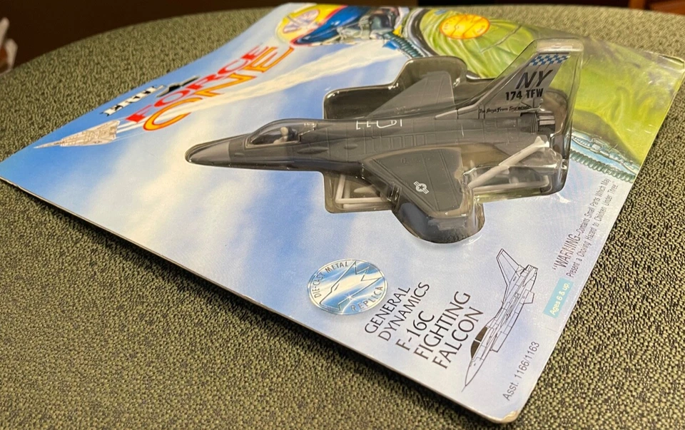 ERTL FORCE ONE DIE-CAST METAL F-16C FALCON FIGHTER JET AIRCRAFT U.S. AIR FORCE - Image 3 of 4