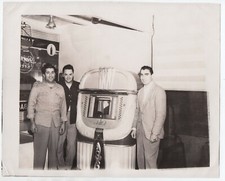 Grande foto 1947 di 3 uomini in piedi vicino a un juke box vintage 