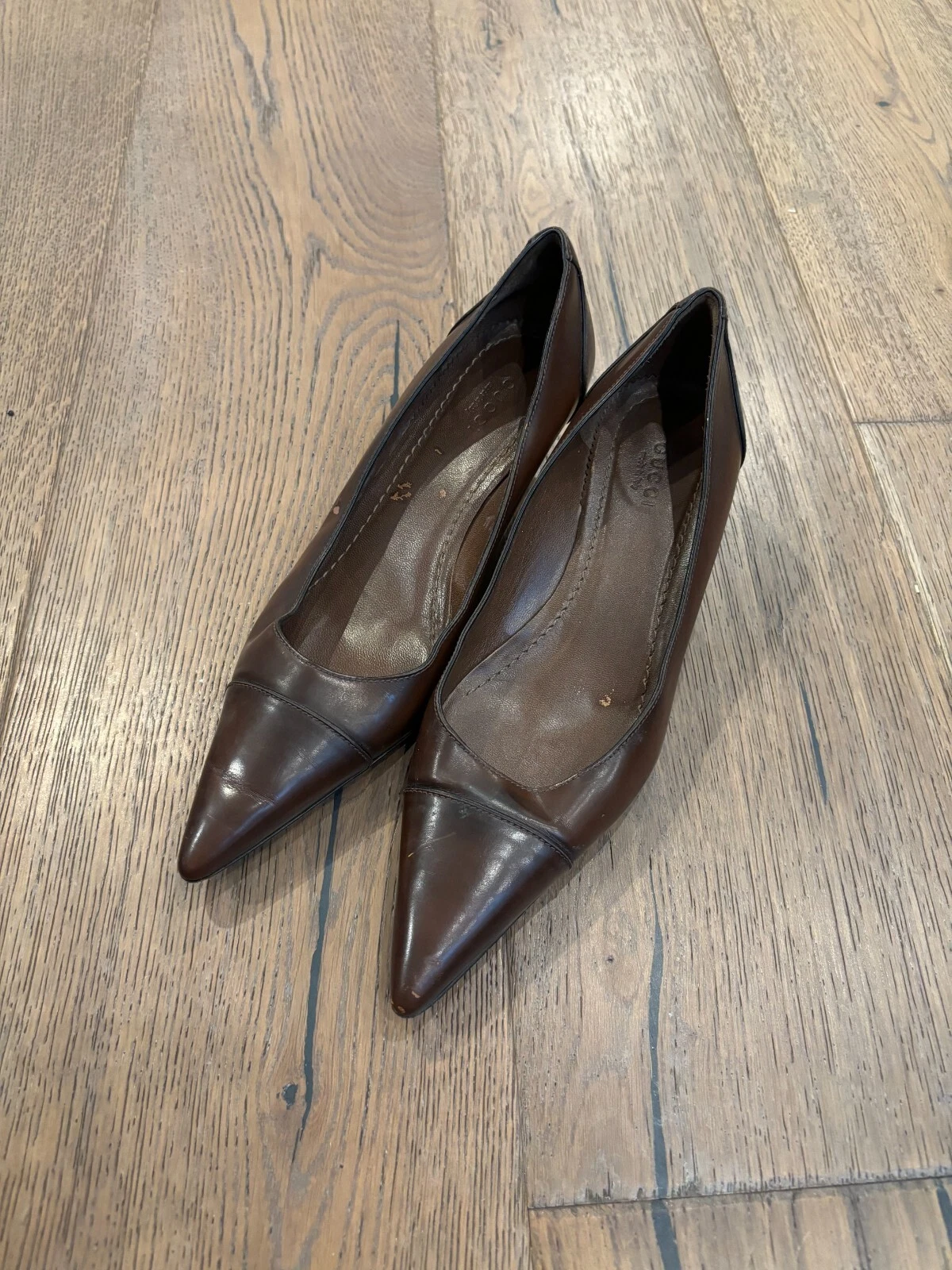 Escarpins à talons aiguilles en cuir marron foncé Gucci taille 38C US 8