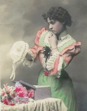 PA4521 VICTORIAN WOMAN LOOKING AT HER NWE HAT , HATBOX VINTAGE RPPC HAND. COL