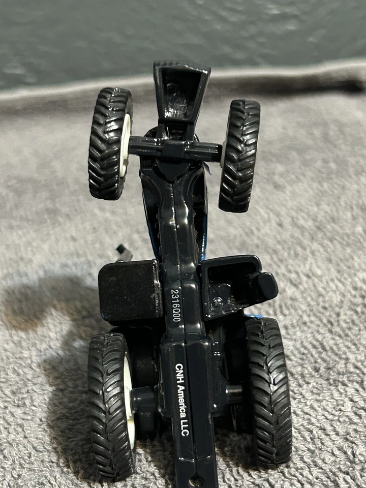 New Holland TG215 FWA Tractor, 1/64 scale by ERTL, Farm Toys - Image 3 of 4