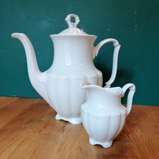 weiße Kaffeekanne mit Milchkännchen im Barockstil Walbrzych Porzellan Polen