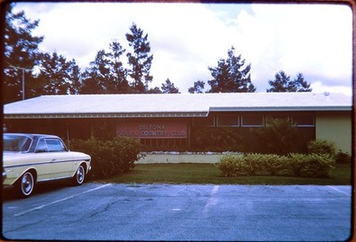 35mm Dia - Deltona Golf & Country Club Florida, Oldtimer im Parkplatz - 1965