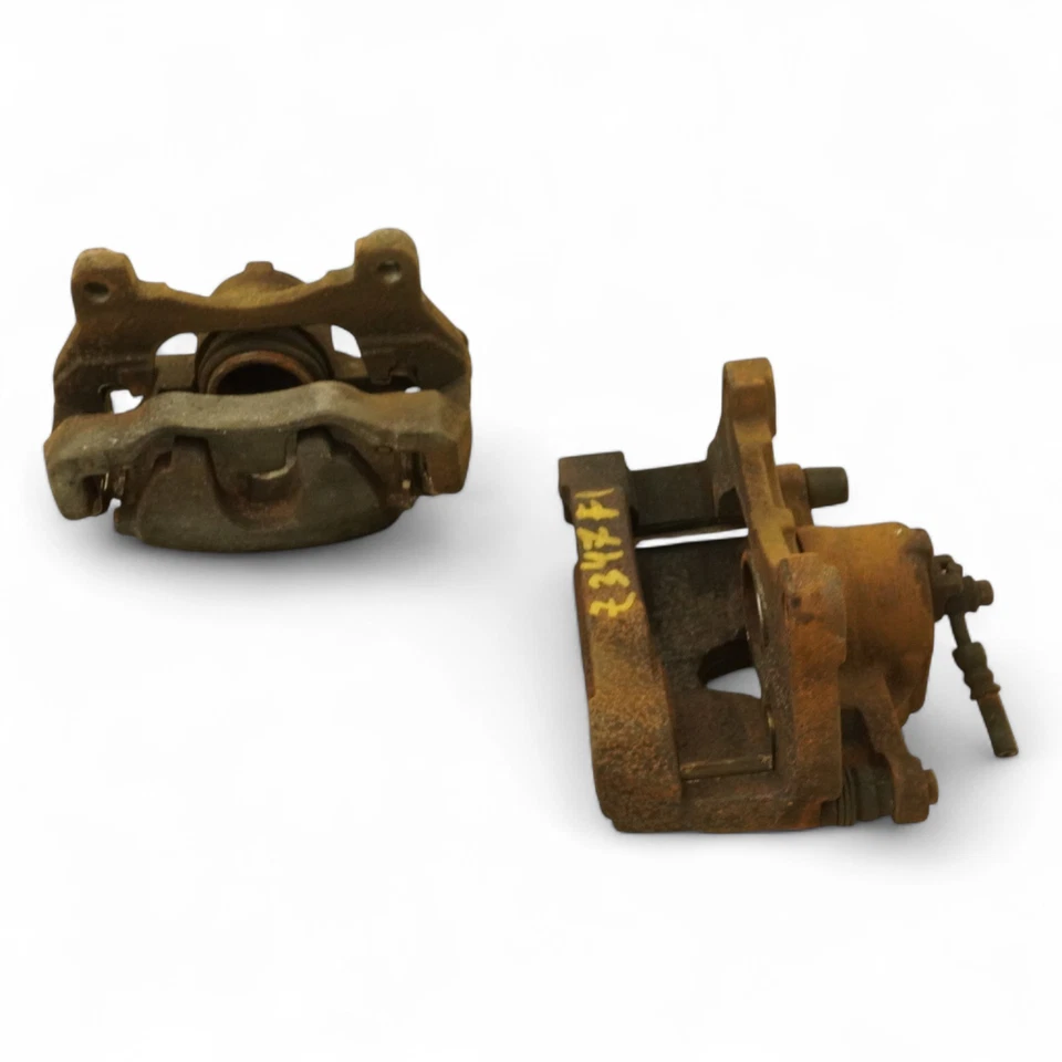 Тормозной стопор суппорт передний левый правый левый правый левый правый левый правый комплект из 2 оригинальных 08–13 Infiniti G37 V36 - Изображение 2 из 4