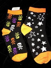 2 PAIR NEW NWT HALLOWEEN SOCKS boys girls size 7- 8.5 SKULLS CROSS BONES STARS 9