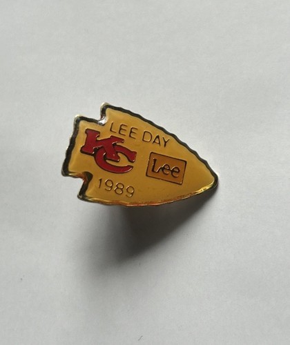Vintage 1989 Kansas City Chiefs Lee Day Arrowhead Lapel PIN, Lee Jeans, NFL - 第 1/1 張圖片