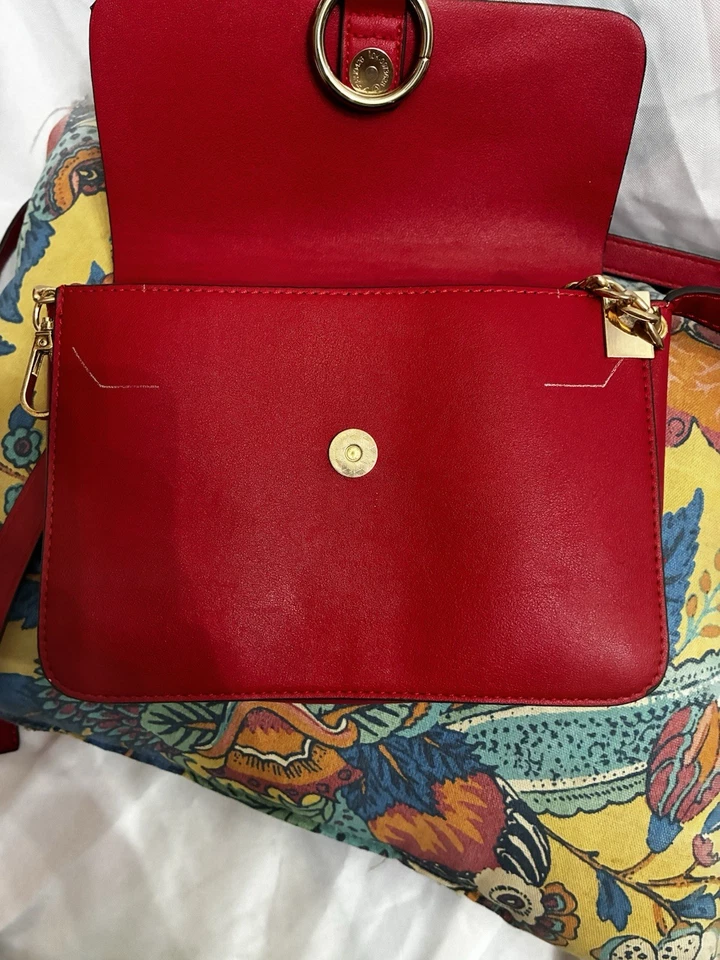 Bandolera para mujer Chloe de cuero cadena roja y dorada Foto 4 de 4