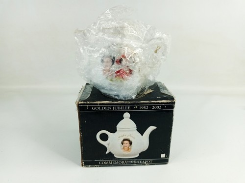 The Queens Golden Jubilee Commemorative Tea Pot 1952-2002 - Picture 3 of 16