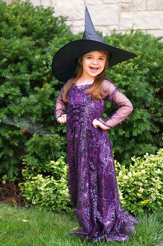 Disfraz de bruja de Halloween para niñas hecho a mano púrpura brillante/negro talla 5-6 - Imagen 1 de 3