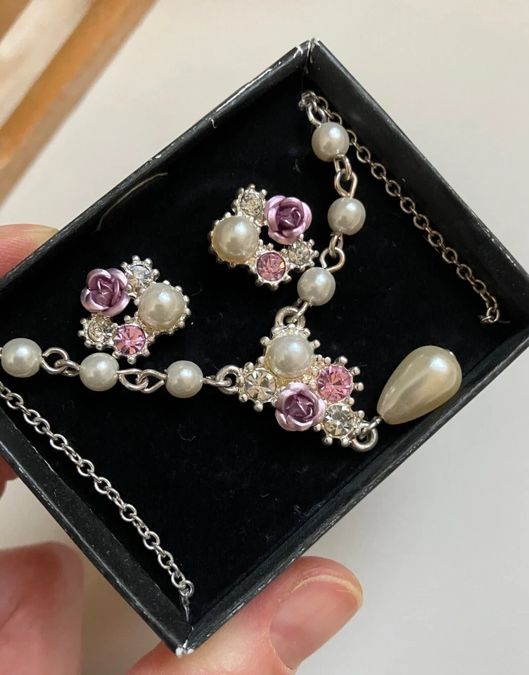 Conjunto de regalo de collar y pendiente Avon Melissa imitación perla púrpura roseta vidrio rosa Foto 2 de 4