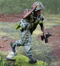 COLLECTORS SHOWCASE VIETNAM WAR CS01069A U.S. MARINE RUNNING WITH M16 MIB
