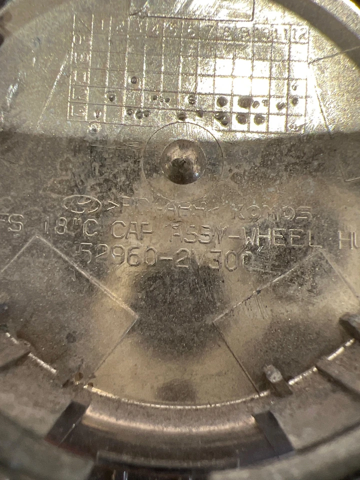 Tapa central de llantas de aleación Hyundai Veloster 2011-2014 OEM 52960-2V300 Foto 3 de 3