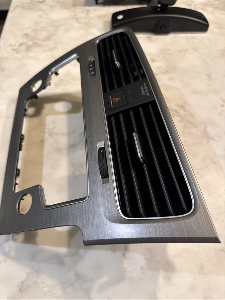 ♻️ VW GOLF MK7 2013-2017 DASHBOARD AIR VENT GRILLE WITH SURROUND TRIM 5G2819743D - Image 3 of 4