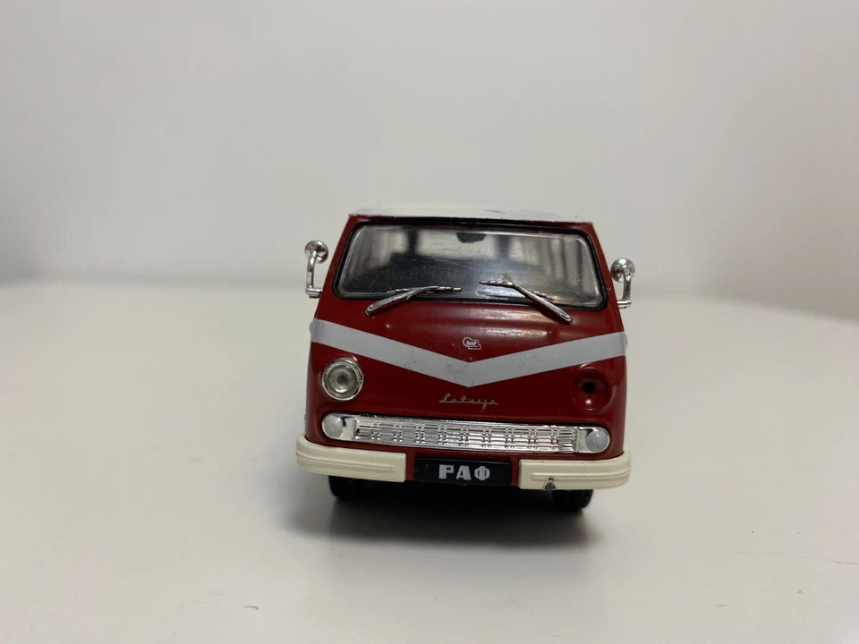DeAgostini 1:43 Russian minibus RAF-977D Latvia №132 Cars USSR - Image 3 of 4