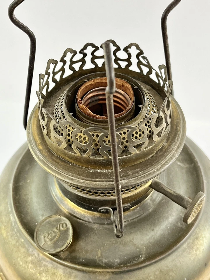 Antigua lámpara de aceite de pedestal de latón RAYO 1904 convertida en lámpara eléctrica - funcionando Foto 4 de 4