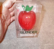 BEAUTY On The Go Makeup Blender Strawberry Travel Case Cosmetics Contour Sponge